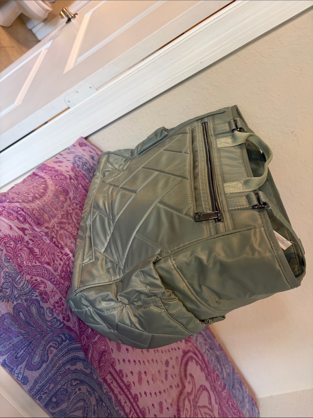 Lug Cabby Se Sage Green with Daisies - Picture 9 of 12